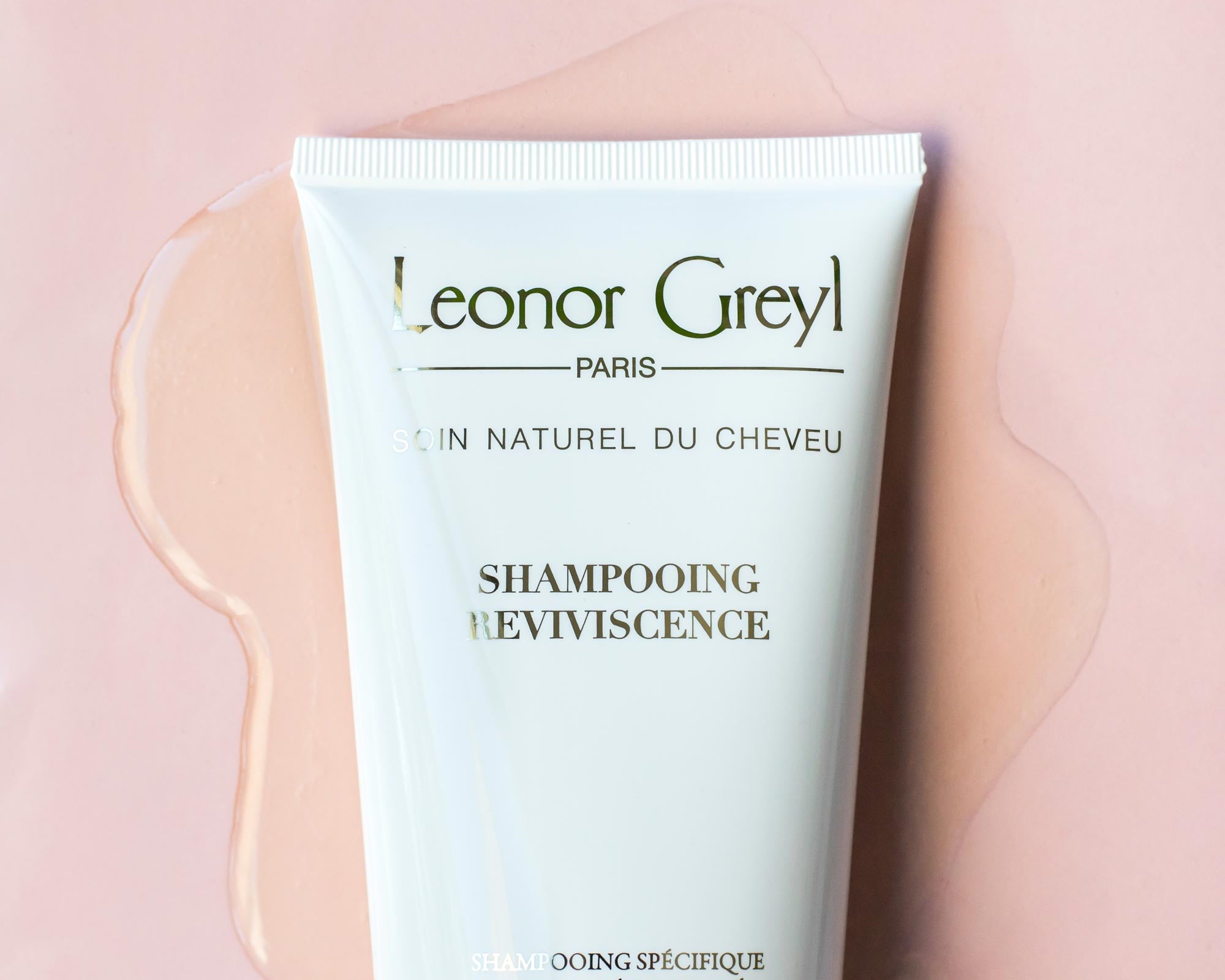 shampooing reviviscence on pink background